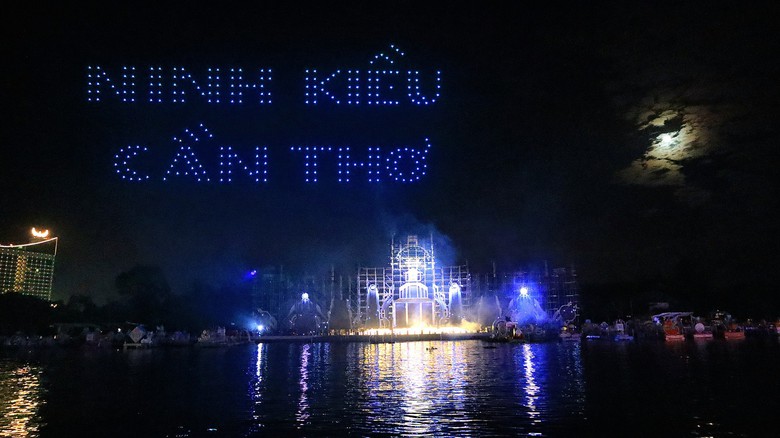 Bến Ninh Kiều, Cần Thơ lung linh trong đ&ecirc;m hoa đăng - Ảnh 4.