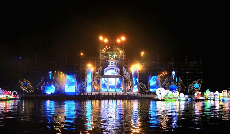 Bến Ninh Kiều, Cần Thơ lung linh trong đ&ecirc;m hoa đăng - Ảnh 3.