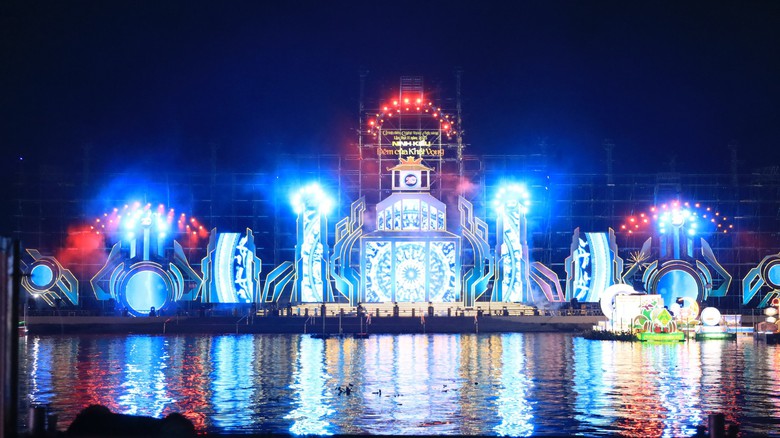 Bến Ninh Kiều, Cần Thơ lung linh trong đ&ecirc;m hoa đăng - Ảnh 5.