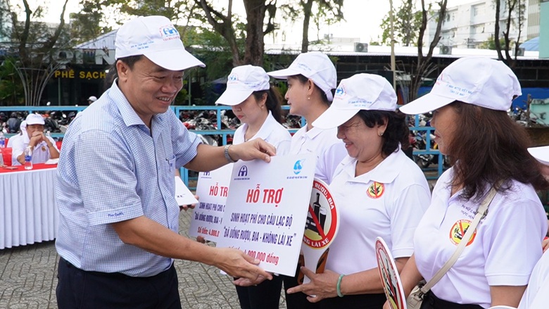 H&agrave;ng ng&agrave;n người đi bộ k&ecirc;u gọi "Đ&atilde; uống rượu bia - kh&ocirc;ng l&aacute;i xe" ở C&agrave; Mau - Ảnh 1.