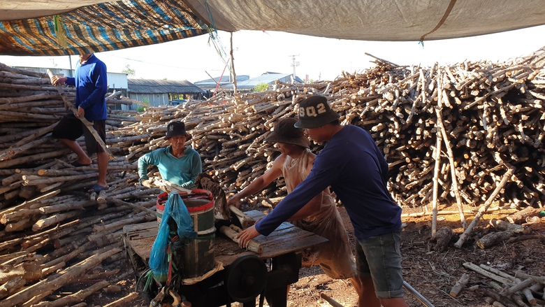 Nghề hầm than đước, gi&uacute;p người d&acirc;n ở C&agrave; Mau c&oacute; th&ecirc;m thu nhập kh&aacute; - Ảnh 7.