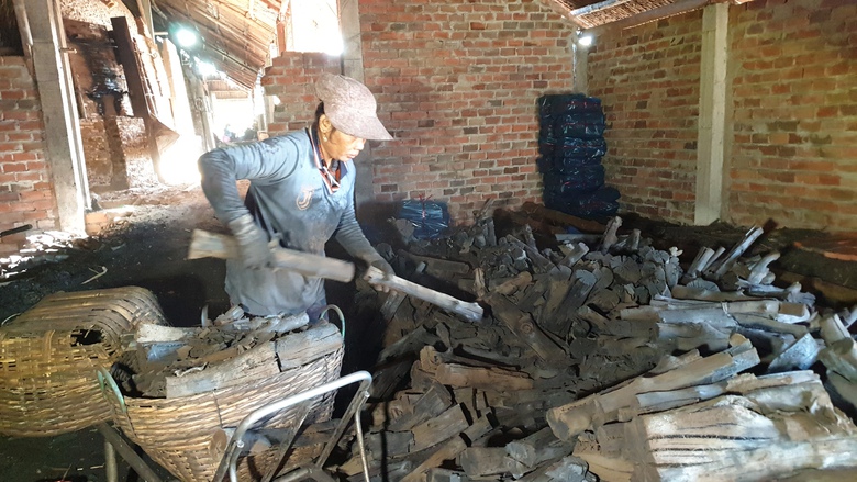 Nghề hầm than đước, gi&uacute;p người d&acirc;n ở C&agrave; Mau c&oacute; th&ecirc;m thu nhập kh&aacute; - Ảnh 6.