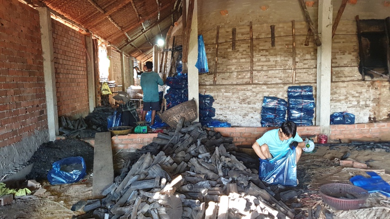 Nghề hầm than đước, gi&uacute;p người d&acirc;n ở C&agrave; Mau c&oacute; th&ecirc;m thu nhập kh&aacute; - Ảnh 4.