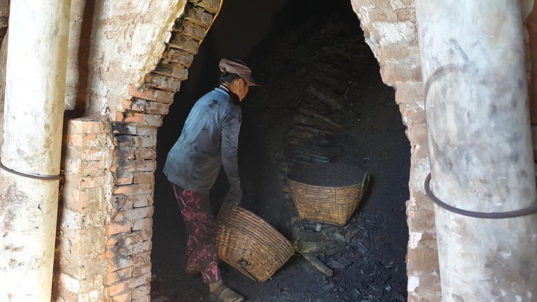 Nghề hầm than đước, gi&uacute;p người d&acirc;n ở C&agrave; Mau c&oacute; th&ecirc;m thu nhập kh&aacute; - Ảnh 1.