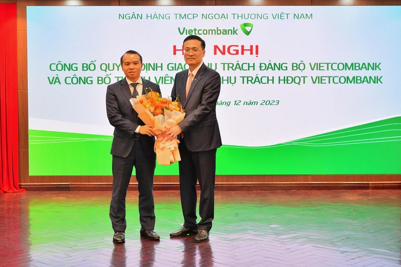 Vietcombank trao quyết định giao phụ tr&aacute;ch Đảng bộ  - Ảnh 3.