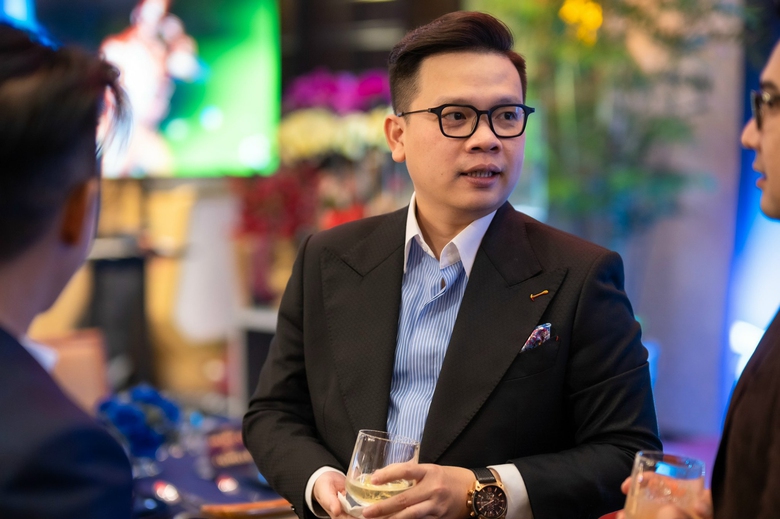 Từ sinh vi&ecirc;n ngh&egrave;o đến chủ qu&aacute;n bar Top ch&acirc;u &Aacute; - Ảnh 3.