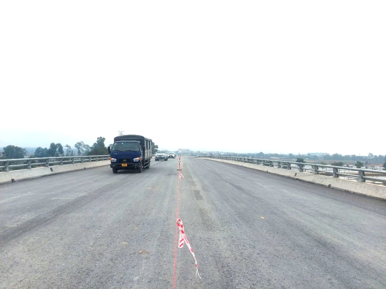 Cầu vượt quốc lộ 8 tại dự &aacute;n cao tốc Bắc &ndash; Nam đoạn Diễn Ch&acirc;u &ndash; B&atilde;i Vọt th&ocirc;ng xe - Ảnh 1.