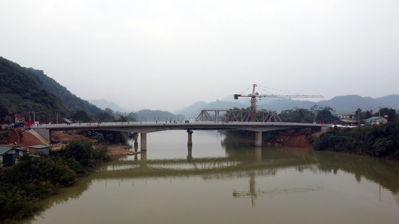 Y&ecirc;n B&aacute;i: Th&ocirc;ng xe kỹ thuật c&acirc;y cầu hơn trăm tỷ bắc qua s&ocirc;ng Chảy - Ảnh 4.