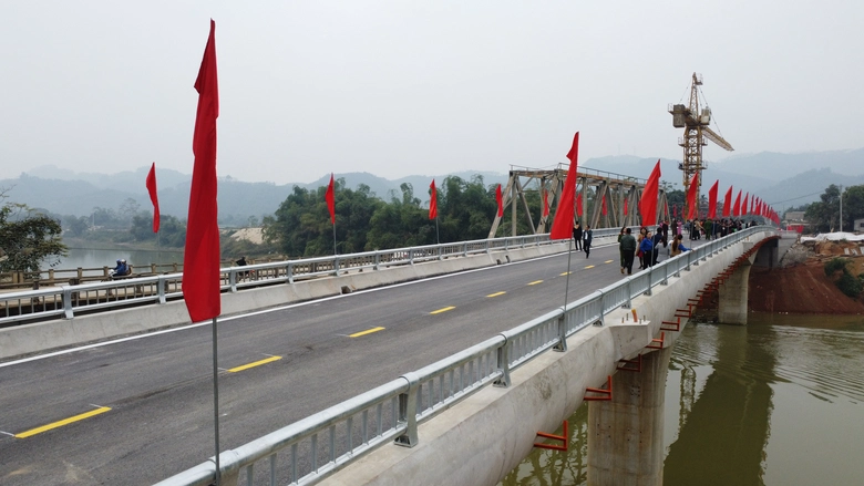 Y&ecirc;n B&aacute;i: Th&ocirc;ng xe kỹ thuật c&acirc;y cầu hơn trăm tỷ bắc qua s&ocirc;ng Chảy - Ảnh 1.