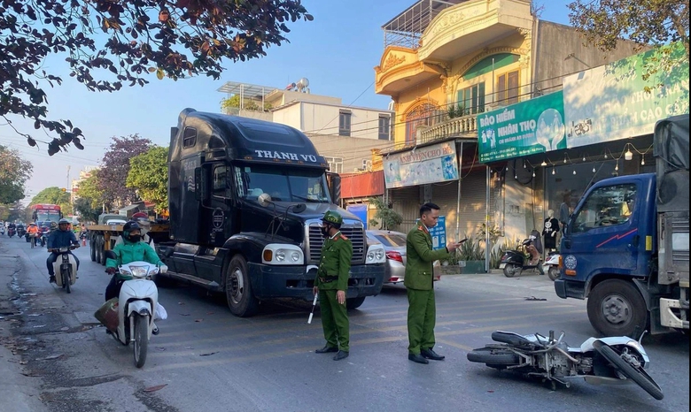 Hải Ph&ograve;ng: Tạm giữ t&agrave;i xế xe container chống người thi h&agrave;nh c&ocirc;ng vụ  - Ảnh 1.