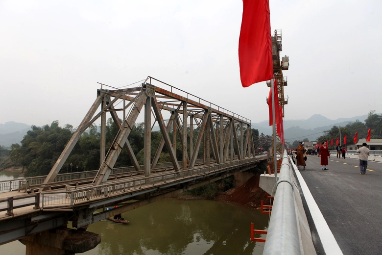 Y&ecirc;n B&aacute;i: Th&ocirc;ng xe kỹ thuật c&acirc;y cầu hơn trăm tỷ bắc qua s&ocirc;ng Chảy - Ảnh 6.