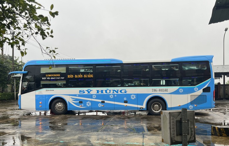 Ph&aacute;t hiện xe &ocirc; t&ocirc; kh&aacute;ch 26 chỗ chở 41 người tr&ecirc;n quốc lộ 1 qua Quảng Trị - Ảnh 1.