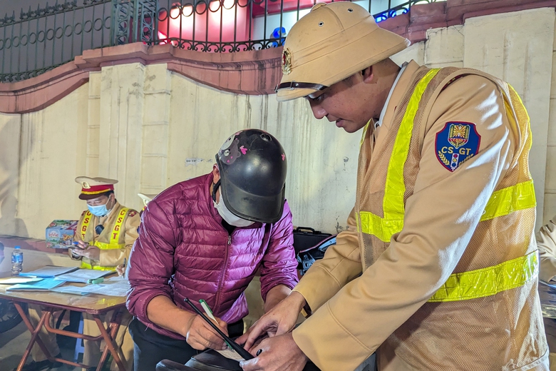 Xử phạt vi phạm tăng cao, số người tử vong do TNGT giảm mạnh dịp Tết- Ảnh 1. Xử phạt vi phạm tăng cao, số người tử vong do TNGT giảm mạnh dịp Tết- Ảnh 1.