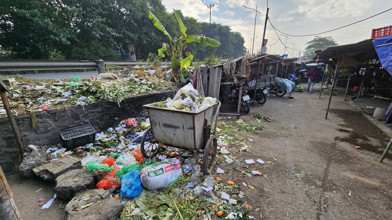 Hải Dương: Chợ mới bỏ hoang, tiểu thương biến gầm cầu th&agrave;nh chợ- Ảnh 11.