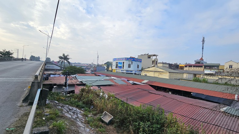 Hải Dương: Chợ mới bỏ hoang, tiểu thương biến gầm cầu th&agrave;nh chợ- Ảnh 8.
