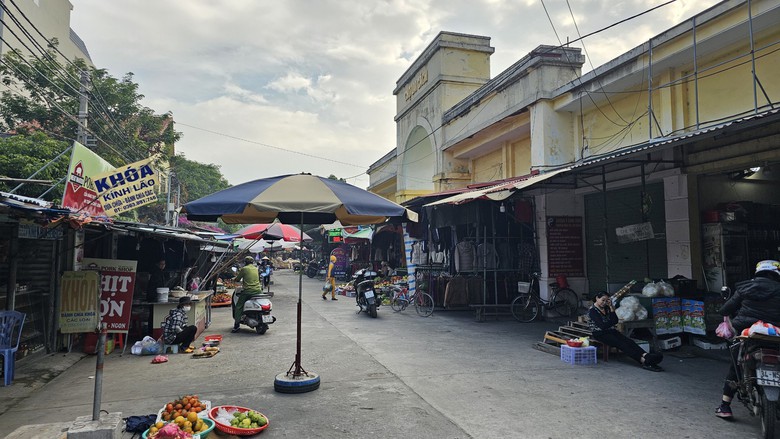 Hải Dương: Chợ mới bỏ hoang, tiểu thương biến gầm cầu th&agrave;nh chợ- Ảnh 1.