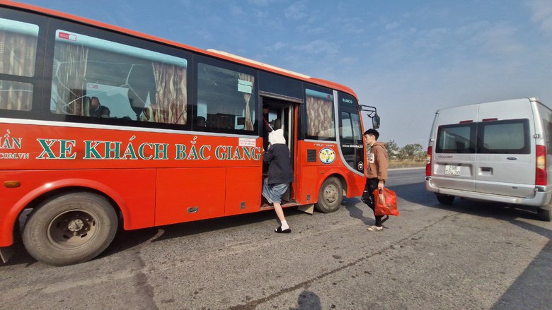 H&agrave;ng chục xe kh&aacute;ch d&agrave;n h&agrave;ng đ&oacute;n kh&aacute;ch tr&ecirc;n cao tốc H&agrave; Nội-Bắc Giang trước kỳ nghỉ lễ   - Ảnh 1.