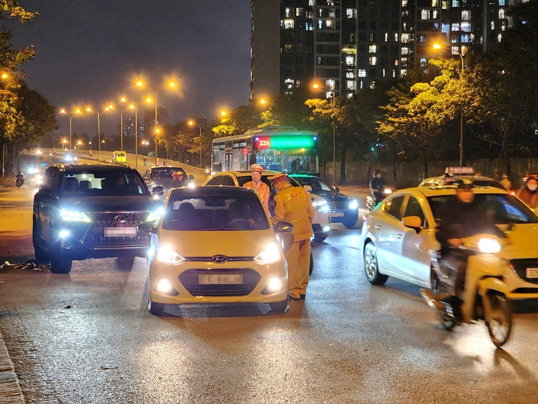 Nể chủ nh&agrave; uống v&agrave;i cốc bia, anh thợ mốc mất gần th&aacute;ng lương nộp phạt nồng cồn - Ảnh 1.