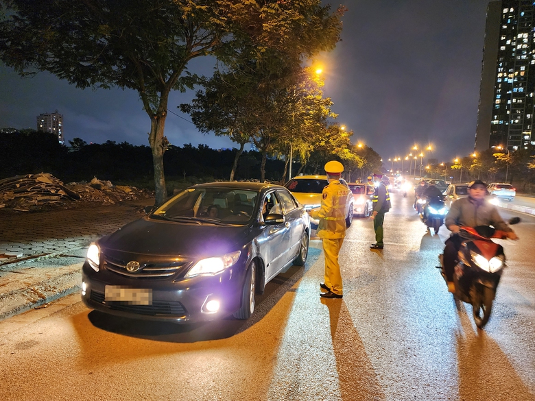 Nể chủ nh&agrave; uống v&agrave;i cốc bia, anh thợ mốc mất gần th&aacute;ng lương nộp phạt nồng cồn - Ảnh 12.