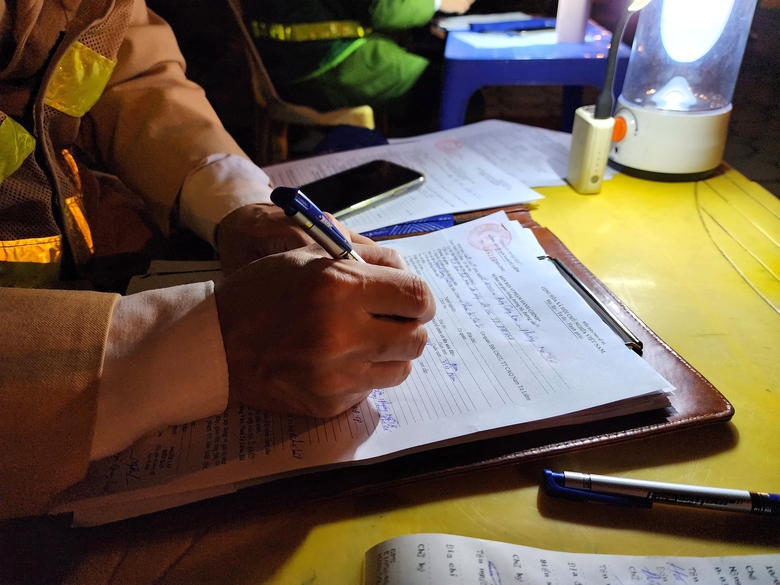 Nể chủ nh&agrave; uống v&agrave;i cốc bia, anh thợ mốc mất gần th&aacute;ng lương nộp phạt nồng cồn - Ảnh 6.