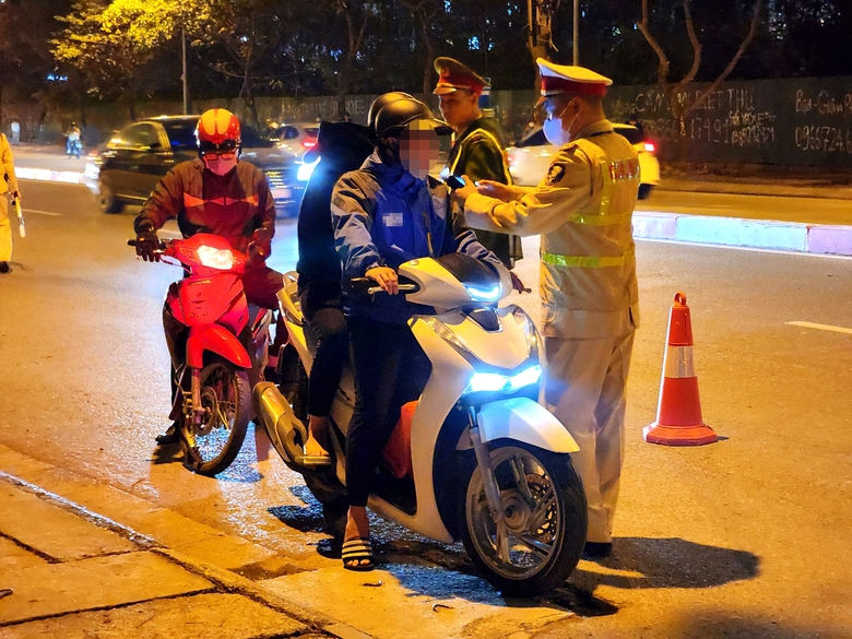 Nể chủ nh&agrave; uống v&agrave;i cốc bia, anh thợ mốc mất gần th&aacute;ng lương nộp phạt nồng cồn - Ảnh 2.