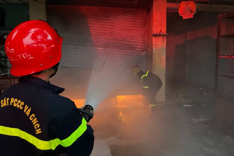 Ch&aacute;y lớn tại chợ Khe Tre, nhiều h&agrave;ng h&oacute;a bị thi&ecirc;u rụi - Ảnh 2.