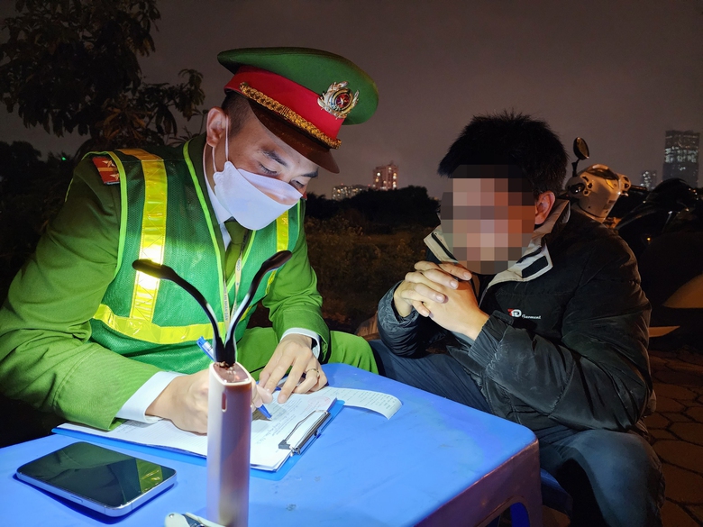 Nể chủ nh&agrave; uống v&agrave;i cốc bia, anh thợ mốc mất gần th&aacute;ng lương nộp phạt nồng cồn - Ảnh 8.