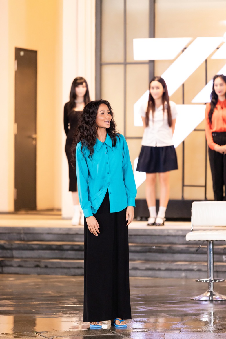 Hậu trường Chị đẹp đạp gió rẽ sóng 2023, các chị đẹp hoá thân vào bà, mẹ và con gái - Ảnh 14. Hậu trường Chị đẹp đạp gió rẽ sóng 2023, các chị đẹp hoá thân vào bà, mẹ và con gái - Ảnh 14.