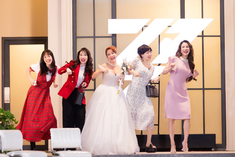 Hậu trường Chị đẹp đạp gió rẽ sóng 2023, các chị đẹp hoá thân vào bà, mẹ và con gái - Ảnh 2. Hậu trường Chị đẹp đạp gió rẽ sóng 2023, các chị đẹp hoá thân vào bà, mẹ và con gái - Ảnh 2.