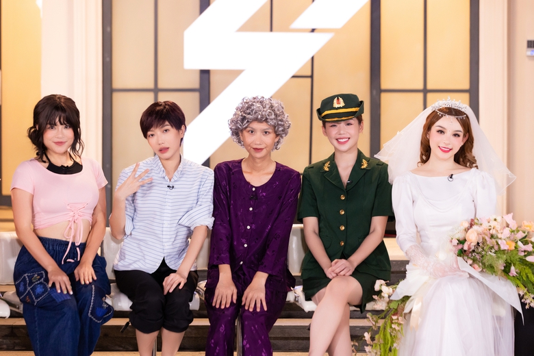 Hậu trường Chị đẹp đạp gió rẽ sóng 2023, các chị đẹp hoá thân vào bà, mẹ và con gái - Ảnh 8. Hậu trường Chị đẹp đạp gió rẽ sóng 2023, các chị đẹp hoá thân vào bà, mẹ và con gái - Ảnh 8.