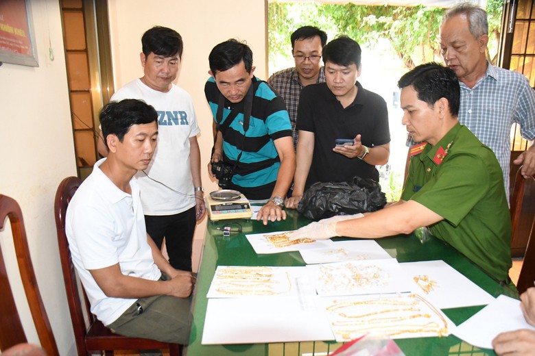 Vụ cướp tiệm v&agrave;ng ở Tr&agrave; Vinh: C&ocirc;ng an ph&aacute;t hiện 80 chỉ v&agrave;ng 18k trong bụi rậm ven đường - Ảnh 2.