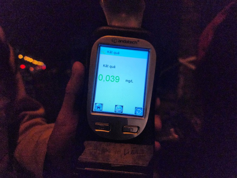 Nể chủ nh&agrave; uống v&agrave;i cốc bia, anh thợ mốc mất gần th&aacute;ng lương nộp phạt nồng cồn - Ảnh 4.