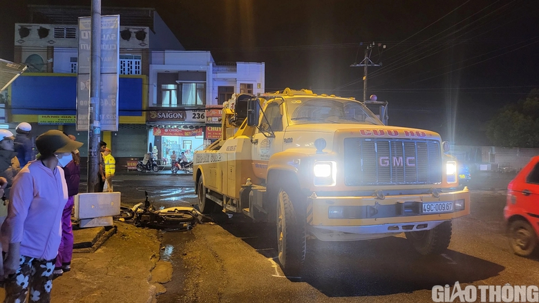 Xe cứu hộ va chạm xe m&aacute;y, người phụ nữ bị c&aacute;n đứt l&igrave;a ch&acirc;n - Ảnh 1.