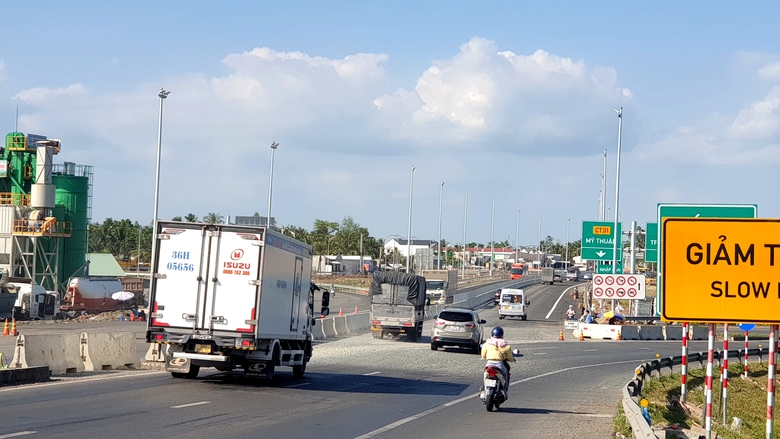 Cao tốc Mỹ Thuận - Cần Thơ thông xe hai chiều, xe cộ tấp nập ngày cuối năm- Ảnh 1. Cao tốc Mỹ Thuận - Cần Thơ thông xe hai chiều, xe cộ tấp nập ngày cuối năm- Ảnh 1.