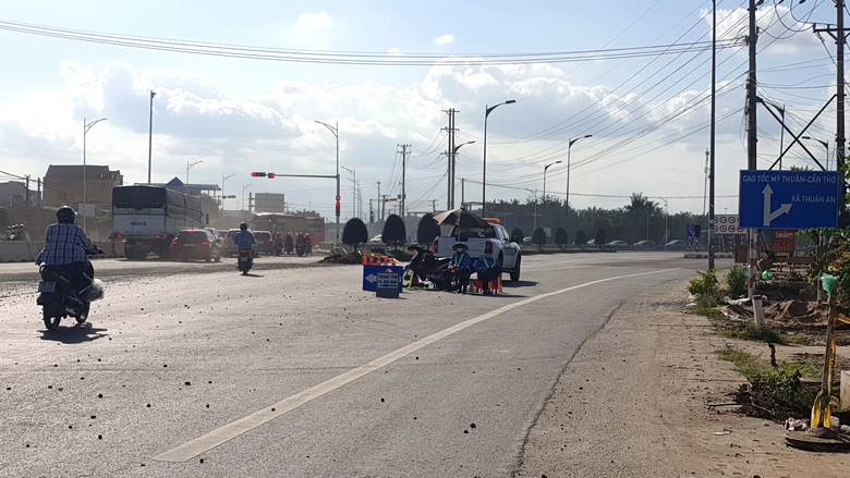 Cao tốc Mỹ Thuận - Cần Thơ thông xe hai chiều, xe cộ tấp nập ngày cuối năm- Ảnh 3. Cao tốc Mỹ Thuận - Cần Thơ thông xe hai chiều, xe cộ tấp nập ngày cuối năm- Ảnh 3.