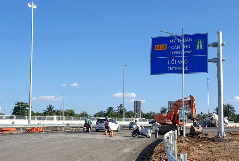 Cao tốc Mỹ Thuận - Cần Thơ thông xe hai chiều, xe cộ tấp nập ngày cuối năm- Ảnh 7. Cao tốc Mỹ Thuận - Cần Thơ thông xe hai chiều, xe cộ tấp nập ngày cuối năm- Ảnh 7.