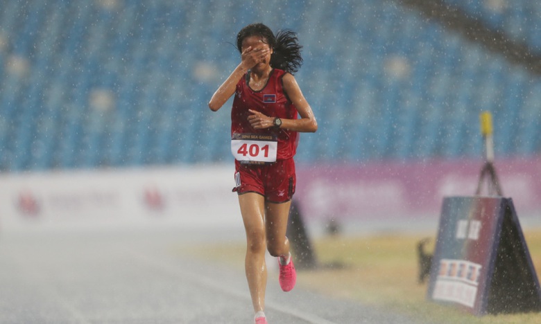 VĐV vừa chạy vừa kh&oacute;c ở SEA Games 32 gi&agrave;nh giải h&igrave;nh ảnh thể thao ấn tượng nhất năm 2023- Ảnh 1.
