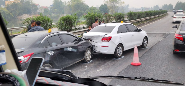 Bốn &ocirc; t&ocirc; đ&acirc;m li&ecirc;n ho&agrave;n, cao tốc Nội B&agrave;i &ndash; L&agrave;o Cai tắc d&agrave;i- Ảnh 3.