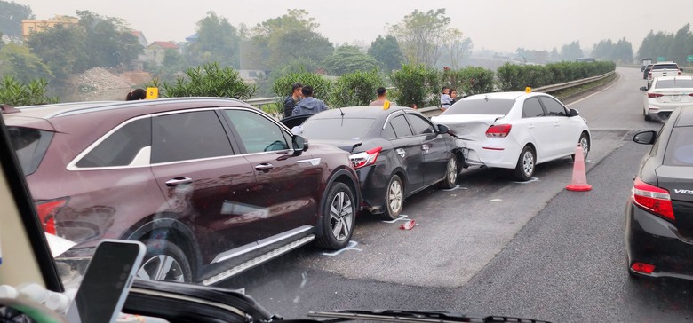 Bốn &ocirc; t&ocirc; đ&acirc;m li&ecirc;n ho&agrave;n, cao tốc Nội B&agrave;i &ndash; L&agrave;o Cai tắc d&agrave;i- Ảnh 2.