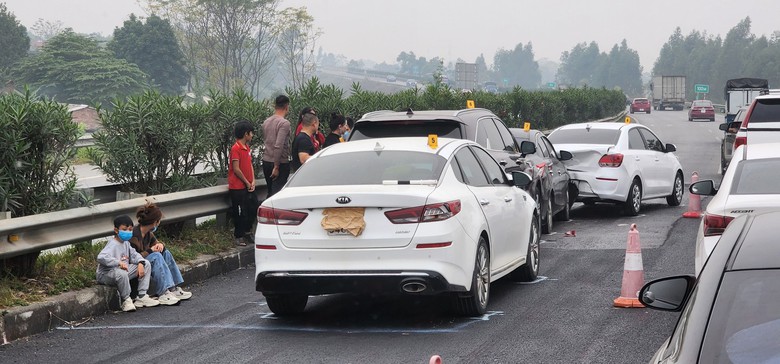 Bốn &ocirc; t&ocirc; đ&acirc;m li&ecirc;n ho&agrave;n, cao tốc Nội B&agrave;i &ndash; L&agrave;o Cai tắc d&agrave;i- Ảnh 1.