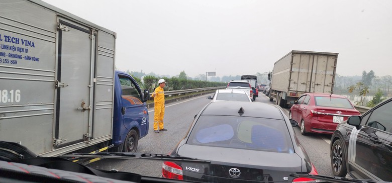 Bốn &ocirc; t&ocirc; đ&acirc;m li&ecirc;n ho&agrave;n, cao tốc Nội B&agrave;i &ndash; L&agrave;o Cai tắc d&agrave;i- Ảnh 9.