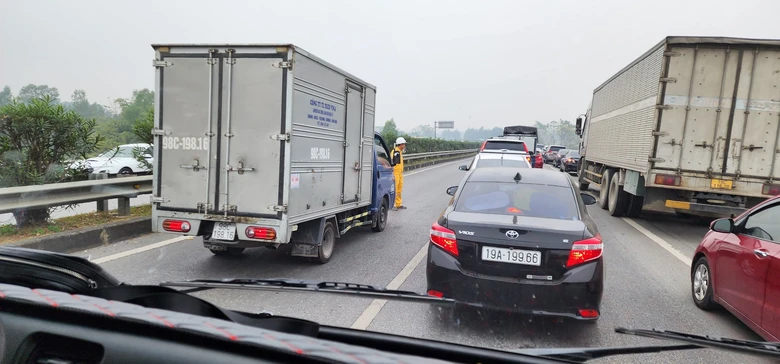 Bốn &ocirc; t&ocirc; đ&acirc;m li&ecirc;n ho&agrave;n, cao tốc Nội B&agrave;i &ndash; L&agrave;o Cai tắc d&agrave;i- Ảnh 11.