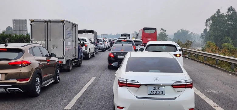 Bốn &ocirc; t&ocirc; đ&acirc;m li&ecirc;n ho&agrave;n, cao tốc Nội B&agrave;i &ndash; L&agrave;o Cai tắc d&agrave;i- Ảnh 4.