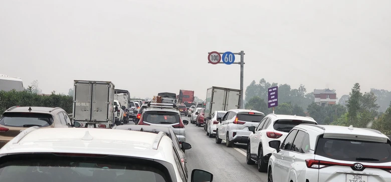 Bốn &ocirc; t&ocirc; đ&acirc;m li&ecirc;n ho&agrave;n, cao tốc Nội B&agrave;i &ndash; L&agrave;o Cai tắc d&agrave;i- Ảnh 10.