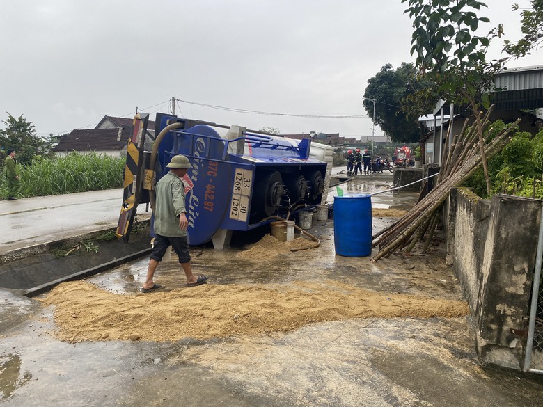 Lật xe bồn chở xăng tr&ecirc;n QL48E, nhiều hộ d&acirc;n phải di dời để xử l&yacute; sự cố- Ảnh 2.