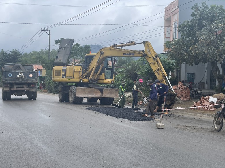 Khẩn trương sửa chữa hư hỏng, đảm bảo giao thông các tuyến quốc lộ qua Bình Định- Ảnh 1. Khẩn trương sửa chữa hư hỏng, đảm bảo giao thông các tuyến quốc lộ qua Bình Định- Ảnh 1.