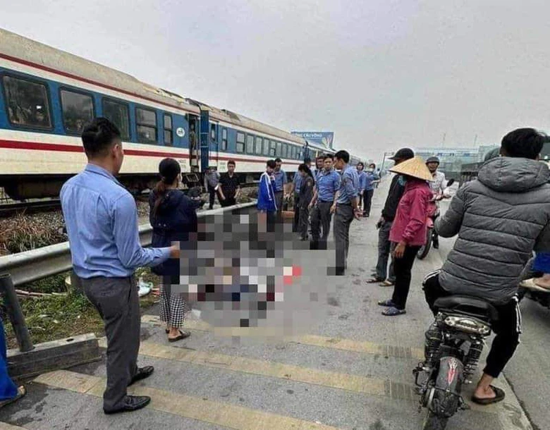 Vượt qua đường sắt, người đ&agrave;n &ocirc;ng 50 tuổi bị t&agrave;u hỏa t&ocirc;ng tử vong- Ảnh 1.