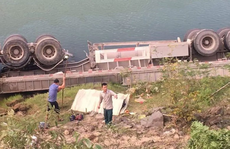 Hiện trường vụ tai nạn khiến t&agrave;i xế tử vong.