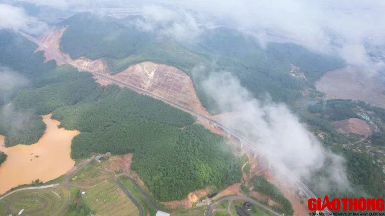 Thừa Thi&ecirc;n Huế: Ph&aacute;t triển mạng lưới giao th&ocirc;ng đồng bộ, th&uacute;c đẩy li&ecirc;n kết v&ugrave;ng- Ảnh 3.