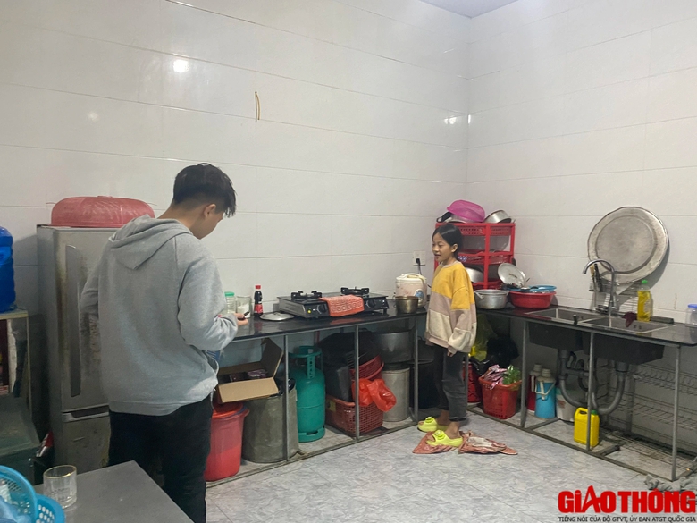 Bố mất v&igrave; tai nạn giao th&ocirc;ng, 3 anh em nương tựa v&agrave;o nhau sống qua ng&agrave;y- Ảnh 1.